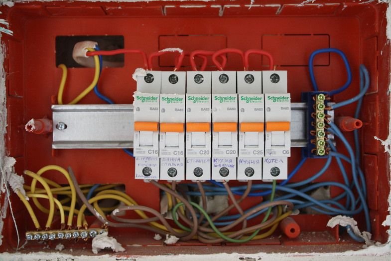 Фотография №1, Как соединить автоматические выключатели на щитке|Статьи Tdelectrik.ru 